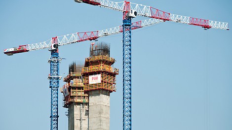Применение системы ACS, разработанной специально для возведения наклонных конструкций, позволило вести строительство в сложных погодных условиях: сильные ветровые нагрузки и минусовые температуры.
