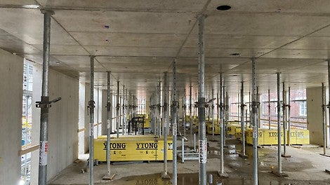 Nadat de betonnen vloer in het werk is gestort en er is doorgestempeld, kan het vrijgekomen SKYDECK systeem weer bij een volgende stort worden ingezet.