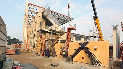 Aby spełnić wysokie wymagania architektoniczne oraz najwyższą dokładność wykonania, zastosowano specjalnie w tym celu wyprodukowane deskowania VARIO GT 24.
