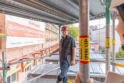 Jürgen Reuter über die Zusammenarbeit mit PERI Jürgen Reuter schätzt die gute Zusammenarbeit mit PERI und baut weiterhin auf eine partnerschaftliche Vision: Die Zukunft des Gerüstbaus gemeinsam gestalten.