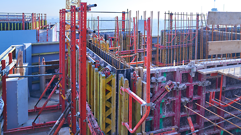 Combinatie van drie PERI systemen: MAXIMO paneelbekisting, VARIO paneelbekisting binnen en buitenkant en het RCS klimsysteem met geïntegreerd windscherm.