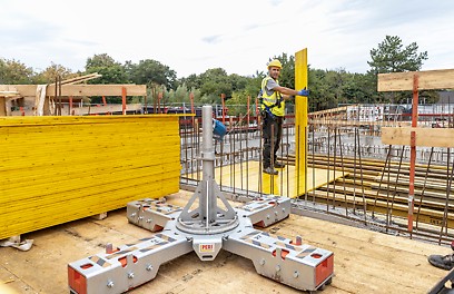 L'ancoraggio SKY universale consente di armare in sicurezza dall'alto e offre un punto di ancoraggio per una persona con dispositivi di protezione individuale.