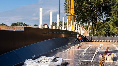 Door de aannemer is de randkist traditioneel aangebracht met een afgeschuinde onderzijde. In het ontwerp van de bekistingselementen is rekening gehouden met voldoende ruimte om te kunnen werken.