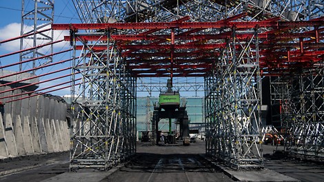 Башня переносится с точки на точку. Меняя конструктив в зависимости от сужения ЖД путей. 