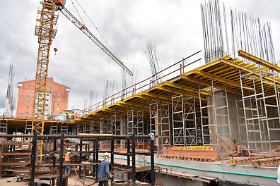 Encofrado para losas con vigas MULTIFLEX, en combinación con torres de carga ST-100