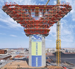 With the PERI steel construction, the high concreting loads from the 47 m wide pylon expansion could be safely transferred into the base.