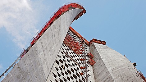 A construção das paredes da asa com suas áreas de superfície torcida foi realizada com grande precisão usando as unidades de forma para escaladas PERI SKS / VARIO.