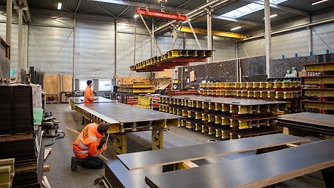 Bij PERI in Schijndel zijn diverse bekistingselementen voorgemonteerd zodat deze prefab afgeleverd konden worden op de project locatie.