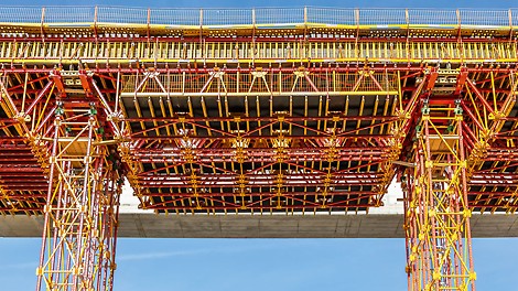 Čortanovci Viaduct, Novi Sad, Serbia Čortanovci Viaduct, Novi Sad, Serbia: The integrated working platforms within the ALPHAKIT Formwork Girders allowed horizontal freedom of movement for site personnel.