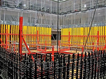 一体化されたバリオ大型壁型枠と作業足場 <br/>