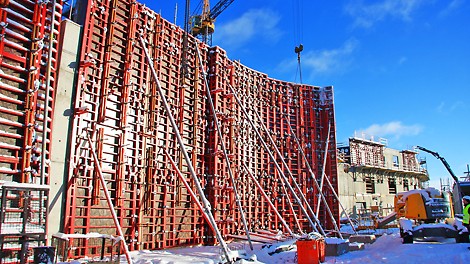 Kaarevat seinät valettiin MAXIMO-järjestelmämuotilla puukiiloja apuna käyttäen.