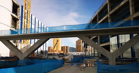 Aunque la geometría de las columnas es atípica, es fácilmente resuelta con nuestros sistemas VARIOKIT y LIWA, tan solo algunos elementos especiales fueron necesarios para su construcción.