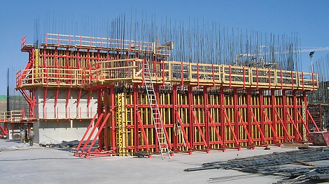 The variable VARIO girder wall formwork, together with SKS climbing scaffold, formed large area transportable units. The intermediate piers of the weir facility were cost-effectively climbed using concreting cycle heights of up to 3.60 m.