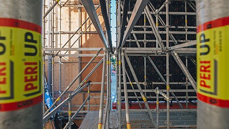 Именно по 3D модели был произведён непосредственный монтаж сцены. Т.е. монтажники получили не только комплект сборочных чертежей, но и виртуальную объёмную конструкцию, которую они могли открывать, смотреть и «крутить» на своих смартфонах и планшетах. По 3D модели декораторами был выполнен раскрой всех тентов и декоративных баннеров. Также продуманы принцип и точки крепления.