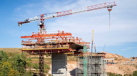 &lt;p&gt;Строительство моста проходит в 50 км от г. Казань - 7 этап 586-км. Данный участок входит в состав масштабного проекта по строительству скоростной автомобильной дороги М-12 Москва-Нижний-Новгород-Казань.&lt;/p&gt;<br/><br/>&lt;p&gt;&lt;a href=&quot;https://live.peri.cloud/author/peri_ru/projects/most-cherez-osipov-ovrag.html&quot;&gt;Подробнее&lt;/a&gt;&lt;/p&gt;<br/>