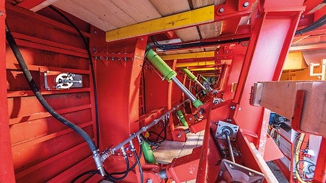 The innovative caterpillar system has impressive dimensions of 8.07 m in height and 14.50 m in length, not to mention 10.70 m in width when ready to move and 11.20 m in width when ready to pour concrete. 