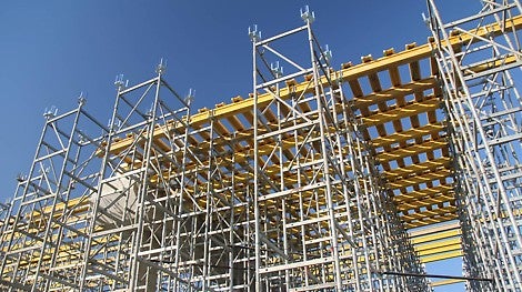 Использование опорных башен ST100 для бетонирования на высоте ~10м.