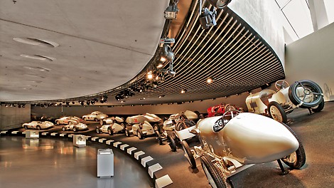 Muzeul Mercedes-Benz , Stuttgart, Germania - Până la 5,000 de vizitatori zilnic se minunează de cei 120 de ani de istorie automobilistică la Muzeul Mercedes-Benz.