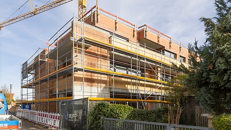 Der Rohbau von Haus C ist seit Sommer 2025 fertiggestellt, ein PERI UP Fassadengerüst flankiert die Ausbauarbeiten.