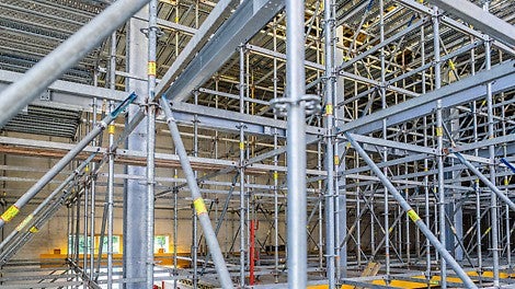 Dankzij de veelzijdigheid van PERI UP kon veilig en efficiënt gewerkt worden bij de hoge en zware betonconstructies van het zuiveringsgebouw. 