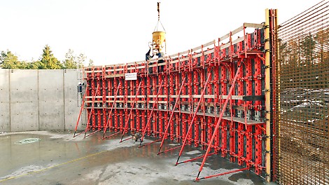 Mit der RUNDFLEX Plus ließen sich die gekrümmten Flächen mit hoher Genauigkeit und einwandfreier Sichtbetonqualität herstellen. 