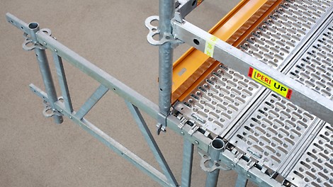 Beläge und Geländer lassen sich ohne Kupplungen direkt auf den Obergurt des Gitterträgers montieren und erlauben einen lückenlosen Weiterbau im Raster von 25 cm.