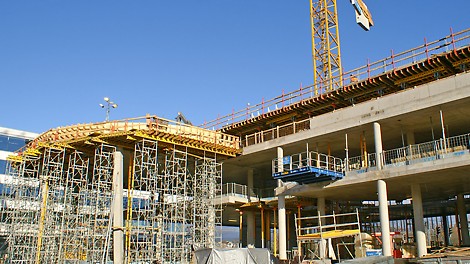 Rakennuksen holvit tuettiin pääosin pöytämuoteilla, joista suunnittelija oli tehnyt havainnolliset työpiirustukset.<br/>