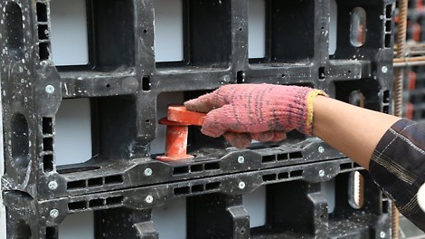 The couplers fit exactly into the openings in the panel frames and are mounted without tools. 