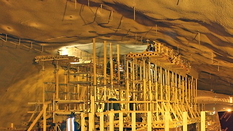 Tunnelin kattoon valettiin PERI:n MULTIPROP-tuentajärjestelmää apuna käyttäen lyhyt betoniseinä, johon kiinnitettiin lasiseinä. Lasiseinä alkaa punaisen betoniseinän yläpuolelta.