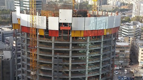 מערכת הגנה היקפית הכוללת משטח תחתון לביצוע דריכת אחר