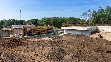 De beide landhoofden met de te storten middenpijler; de voorbereiding van de middenpijler gebeurt gelijktijdig met de grondwerkzaamheden voor het aanvullen van de landhoofden.