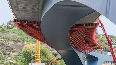 Neckarbrücke Benningen: Der elegant geschwungene Brückenneubau über den Neckar ist als Stahlverbundbrücke mit schmalem Stahlgurt und weit auskragendem Betonüberbau ausgeführt.