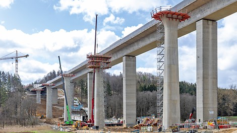 Beim Neubau der 455 m langen und 40 m hohen Talbrücke Krondorf kommt ein umfassendes PERI Gesamtpaket zum Schalen der Widerlager und Pfeiler sowie des Überbaus und der Gesimskappen zum Einsatz.