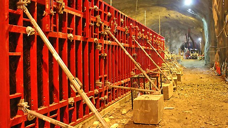 MAXIMO-järjestelmämuottia Niittykummun aseman huoltotunnelin rakennusvaiheessa.