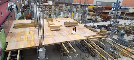 Sistema de encofrado para losas con vigas MULTIFLEX en combinación con la resistente torre de carga ST-100 y puntales PEP-ERGO.