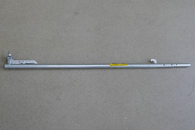 PERI UP悬臂支架固定杆: 与传统的多功能支架的操作过程相比，简化了操作过程，只需要一个扣件即可完成。