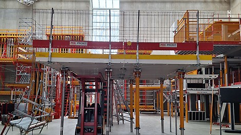 The system compatibility with existing PERI Solutions SKYDECK and SKYMAX enables seamless integration and expands the range of applications.