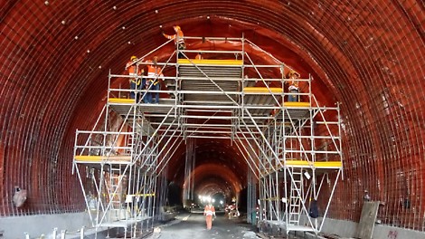 El sistema PERI UP FLEX, permitió la colocación del acero de refuerzo mediante el uso de un carro para revestimiento de túneles con ruedas para garantizar su desplazamiento