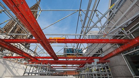 On unstable substrates or in confined spaces, VARIOKIT can be used as a load-bearing base for various applications of the PERI UP Scaffolding Kit.