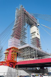 Scaffolding the two pylons of the Williams Bridge was carried out with a PERI system combination of PERI UP and VARIOKIT.
