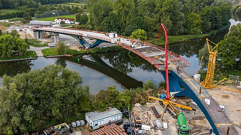 Die Herstellung des 195 m langen Brückenüberbaus und der Gesimskappen erfolgten auf Basis des VARIOKIT Ingenieurbaukastens und mit baustellenbegleitendem PERI Support.