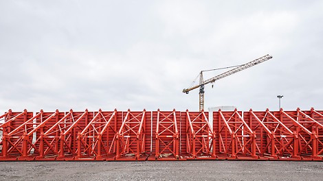 Fehmarnbelt Tunnel, Rødbyhavn, Denmark In total, PERI is supplying formwork material for 79 standard tunnel elements, each 217.00 m long and 73,000 t in weight.