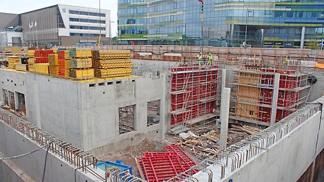 Keskustakirjasto rakentuu erittäin merkittävälle paikalle Helsingin ydinkeskustaan, Töölönlahden alueelle. Paikka on Töölönlahden viimeisiä rakentamattomia tontteja.
