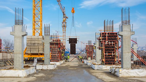 Kombinacija elemenata predmontiranih na PERI lageru i TRIO sistemske oplate zidova za uspešnu realizaciju stubova kompleksne forme.