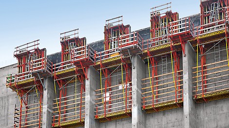 The CB 240 climbing scaffold, combined with VARIO GT 24 girder wall formwork, was used for constructing the massive power plant walls. Due to the walls tapering in an upward direction, the wall thickness was reduced by 10 cm per climbing cycle.