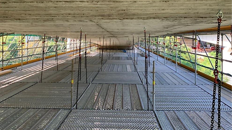 Ponteggio con piano di servizio appeso sotto all'intradosso di un viadotto Ponteggio con piano di servizio appeso sotto all'intradosso di un viadotto