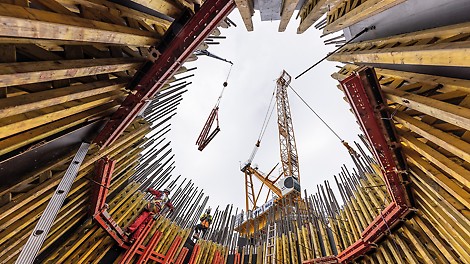 使用VARIO GT 24 木梁模板为主塔每个施工分段提供模板方案，并在需要时与其他派利模板系统组合使用。