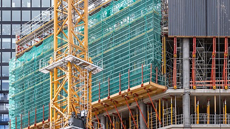 PERI climbing protection panels were used to completely enclose the leading edges of the towers’ upper floors. As a result, the construction site staff were protected against fall hazards, falling objects and strong winds at all times.