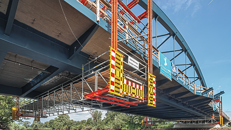 Для технического обслуживания мостов используются консольные леса, которые состоят из стандартных элементов PERI UP Flex с применением материалов систем опалубки. Так фермы для временной кровли становятся рабочей платформой для ремонта пролетных конструкций.