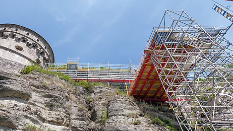 Due to the compatibility of PERI UP with system components from the VARIOKIT Engineering Construction Kit, it is also possible to realize more complex solutions for points of access, working platforms and shoring structures using system scaffolds. The availability of all components in the PERI rental parks increases cost-effectiveness in execution.